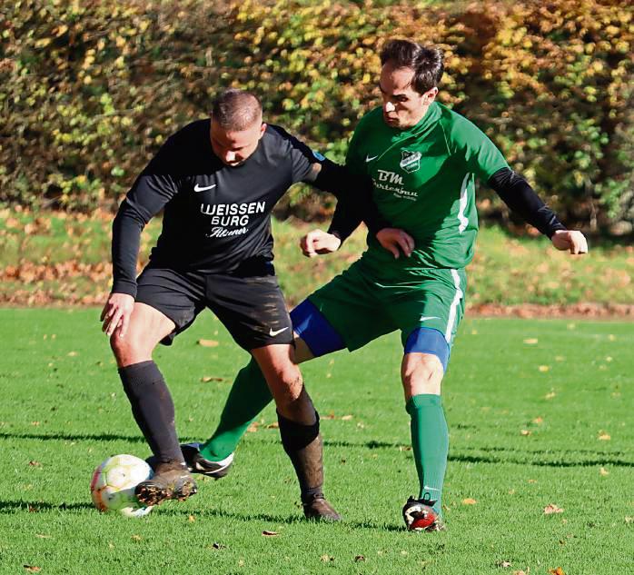 Sollte in Cappel gespielt werden können, dann will die SuS-Reserve (in Schwarz) dem Spitzenreiter SC Lippstadt alles abverlangen. Foto: Feichtinger