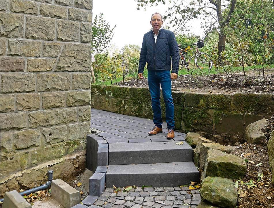 Das Außengelände und der Zugang zum Mikroapartment im Trafoturm sind angelegt und fertig ausgebaut. Über den Fortschritt freut sich Bernd Lehmann. Fotos: Bsdurek