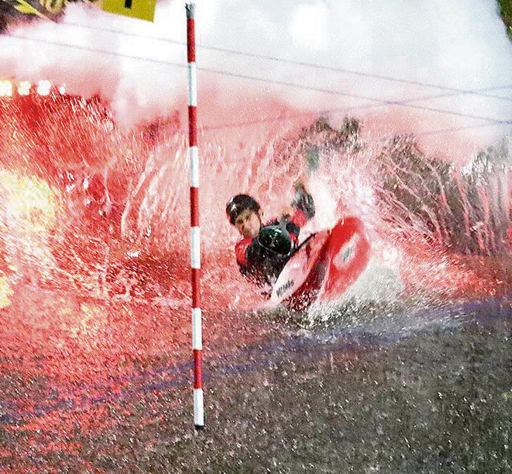 Spektakulär und spannend: Die Besucher der Herbstwoche dürfen sich am Samstagabend auf den 11. Boatercross des WSC Lippstadt freuen. Foto: Feichtinger