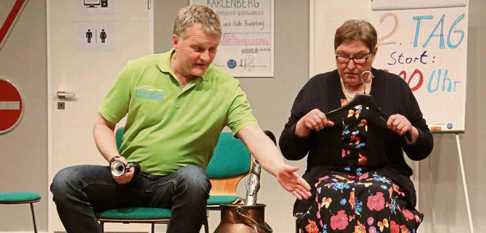 Fahrlehrer Axel Karlenberg (Freddy Eckernkemper) versucht seiner Fahrschülerin, der ängstlichen Witwe Monika Müller (Barbara Hesse), das Autofahren beizubringen. Foto: Bertermann