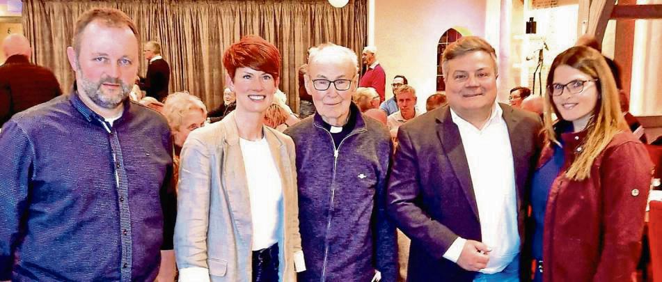 Das Foto zeigt v.l.: Josef Kückmann-Kemper (Ortsvorsteher Garfeln), Stephanie Lönne (Ortsvorsteherin Hörste und Öchtringhausen), Geistlicher Rat Adolf Schöning, Bürgermeister Arne Moritz und CDU-Ratsfrau Janine Buttler.
