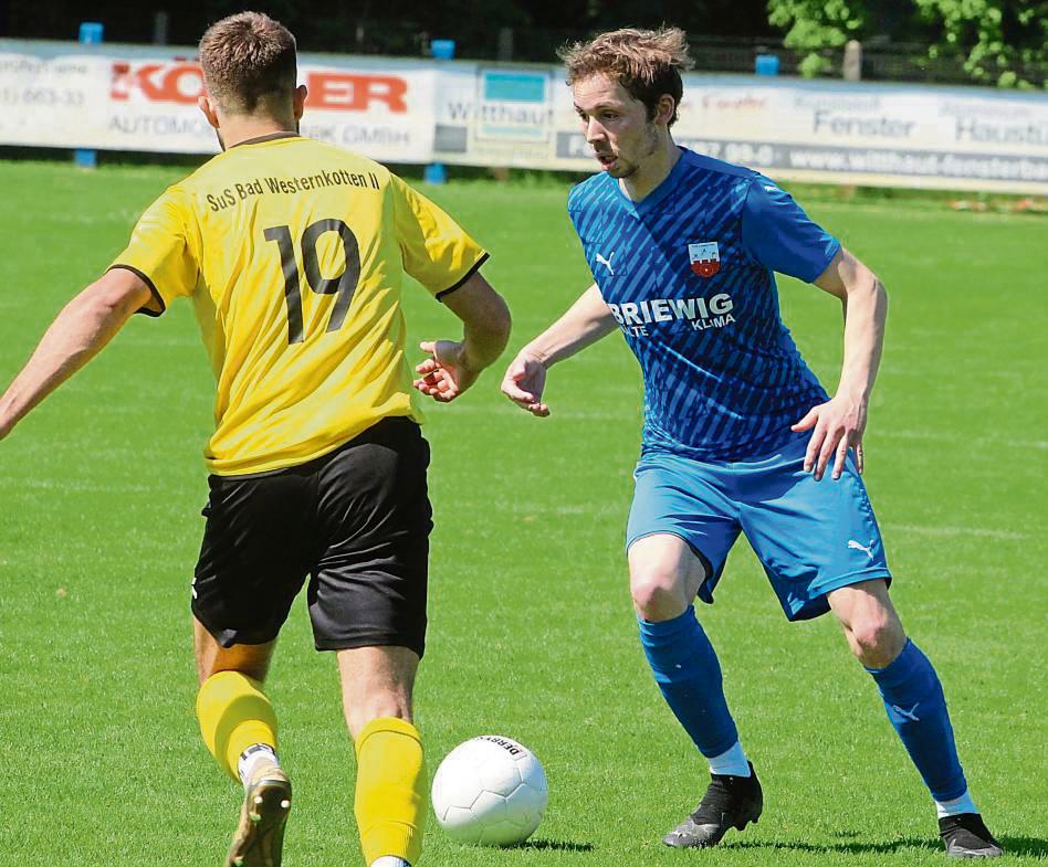 Hier setzt sich der Lipperoder Jan-Niklas Haneke (in Blau) gegen seinen Gegenspieler Lukas Droste durch. Am Ende stand es 2:1 für den SuS Bad Westernkotten II. Foto: Brand