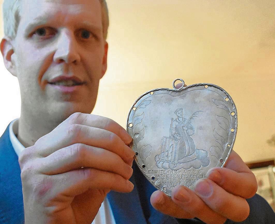 Die älteste Archivalie des Erwitter Junggesellen-Schützenvereins ist ein Orden aus dem Jahr 1726. Der Verein betrachtet dieses als sein Gründungsjahr. Foto: Georg Giannakis