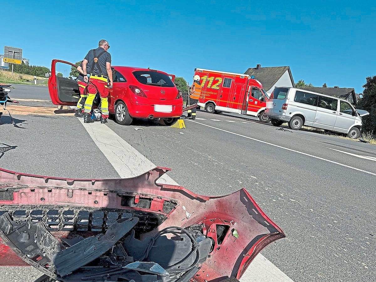 Der rote Kleinwagen wurde bei dem Aufprall stark demoliert, der Fahrer schwer verletzt. Foto: N. Wissing