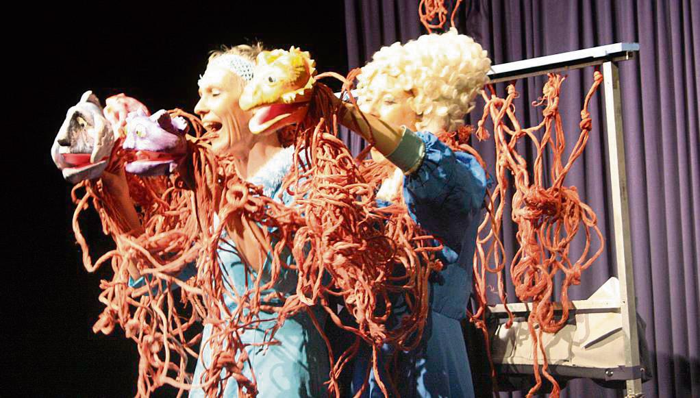 Die Puppenspielerinnen Annika Pilstl und Claudia Engel (v.l.) bringen am Ende Ordnung in das Wirrwarr der Gefühle. Foto: Helga Wissing