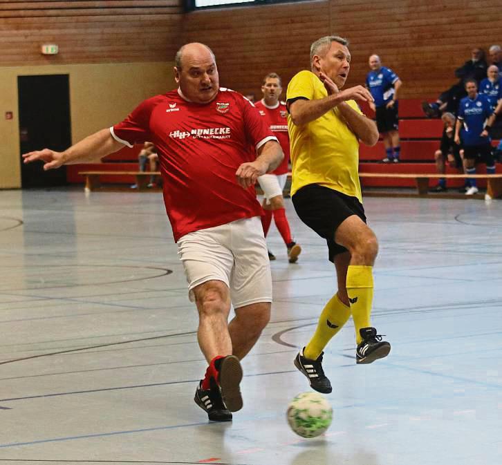 Laufen verboten! Der SuS Bad Westernkotten (in Gelb) richtet am 7. Februar sein erstes Turnier für Gehfußballer aus. Auch der TuS Anröchte (in Rot) ist dann dabei. Foto: Thomas Wiegand