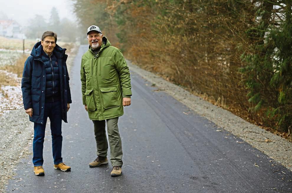 Keine Buckelpiste mehr: Erwin Koch und Bernd Cordes (v.l.) freuen sich über die abgeschlossene Straßensanierung an der Drewer Heide. Foto: Löseke