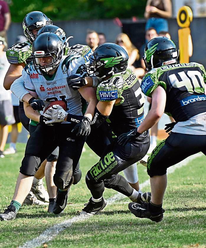 Kaum ein Durchkommen gab es für den Gegner der Eagles. Und so stand unterm Strich ein klarer 38:7-Sieg der Lippstädter (in Schwarz) gegen die Rheine Raptors. Foto: Julia Marx