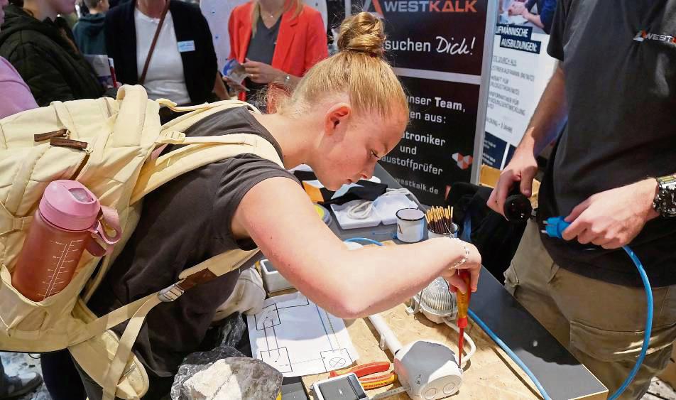 Selber eine Wechselschaltung installieren und überprüfen, ob sie funktioniert konnten die Schülerinnen und Schüler am Stand des Unternehmens Westkalk. Fotos: Bsdurek