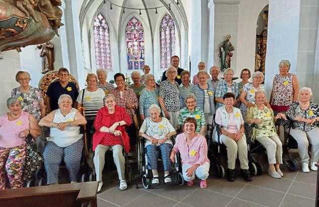 Enorm warm war es in der letzten Woche, während die Aktion Urlaub ohne Koffer stattfand. Deswegen wurde das Gruppenbild auch nicht draußen, sondern in der kühlen Kirche aufgenommen.
