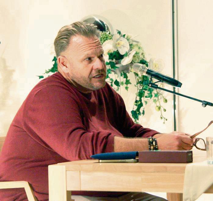 Aus seinem Buch „Der Oma hätte das gefallen“ las Oliver Fleischer in Lipperode. Foto: Helga Wissing