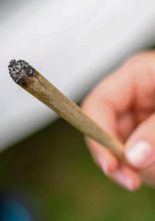 Der Joint wurde ihm zum Verhängnis: Für das Betreiben einer Cannabis-Plantage in Schmerlecke muss ein 31-Jähriger hinter Gitter.