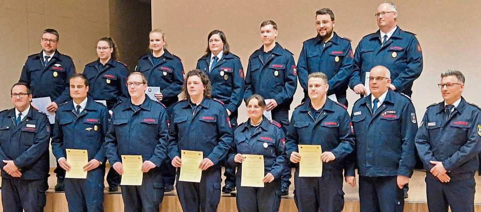 Ausgezeichnet und befördert: (o.v.l.) Christian Volmer, Maria Argyriou, Sarah Röhr, Kathrin Fritsch, Melvin Nikolic, Philipp Clostermeyer, Jörg Disse; (u.2.v.l.) Dennis Falkenstein, Daniel-Lukas Schulze-Dambeck, Justus Merschmann, Daniela Wiegelmann und Timo Oettinger. Löschzugführer Bert Schulz (u.l.) und die stellvertretenden Feuerwehrleiter Bernd Peterburs (u.2.v.r.) und David Westerfeld (u.r.) gratulierten.