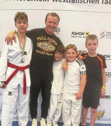 Starke Leistungen boten die vier Sportler des Taekwondo SV Bad Westernkotten beim Beckentaler Cup in Gummersbach (v.l.): Lennart Czech, Trainer Marius Czech, Henri Czech, Josef Spiekermann und Niko Steinke.