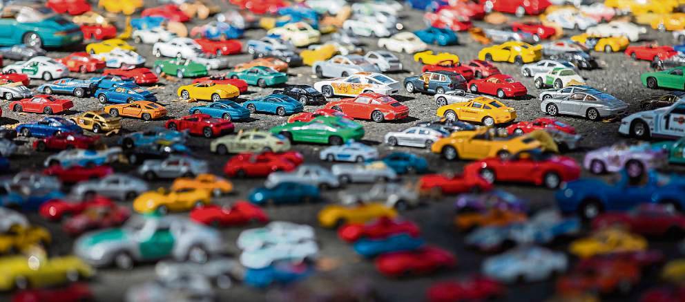 4444 Modell-Porsche will der Künstler Ruppe Koselleck entlang des Hellwegs parken. Eine Station der Kuntinstallation ist im nächsten Jahr Erwitte. Foto: dpa