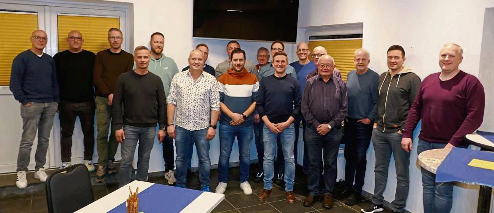Die Weichen für die neue Saison stellte die AH-Abteilung der DJK Mellrich. Geschäftsführer Christian Quill (4.v.l.) hatte die Jahreshauptversammlung zügig abgewickelt. Foto: Priesnitz