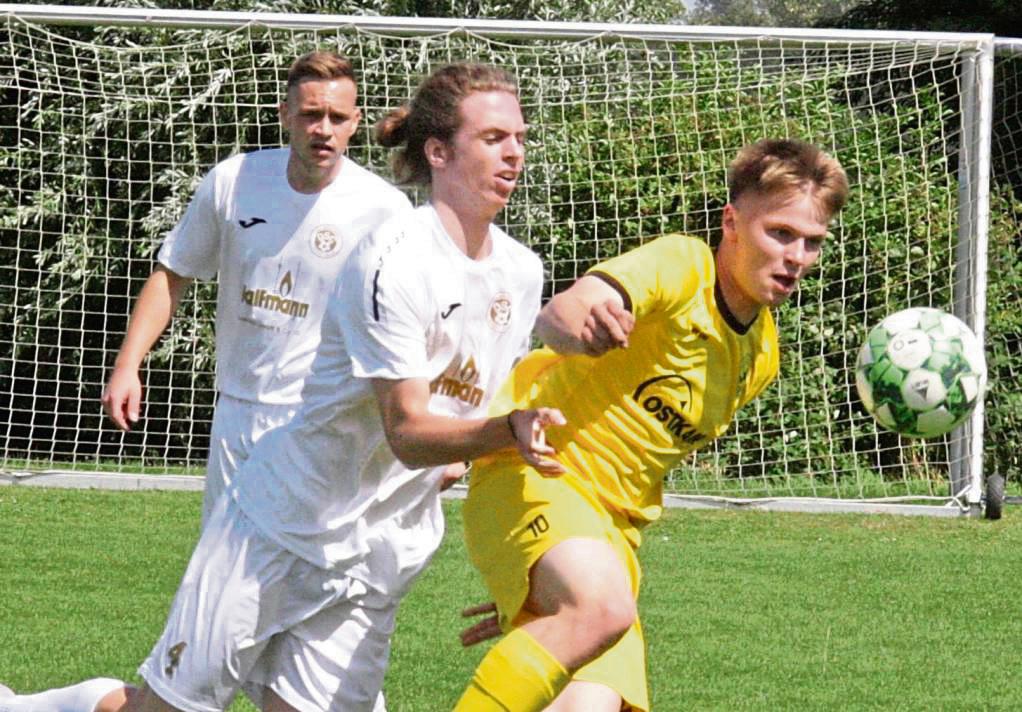 Kein Durchkommen gibt es in dieser Szene für Lennart Belda (in Gelb) vom SuS Bad Westernkotten. In einem intensiv geführten Testspiel setzte sich der heimische Landesligist am Ende mit 1:0 gegen den Bezirksligisten Delbrücker SC II durch. Foto: Schlink
