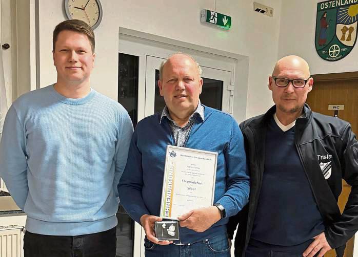 Wachablösung bei den Lipperbrucher Sportschützen. Jürgen Rütters (l.) und der neue Vorsitzende Tristan Albers (r.) überreichten Walter Marton (Mitte), der nicht mehr als Vorsitzender kandidierte, die silberne Ehrennadel und Urkunde des westfälischen Schützenbundes.