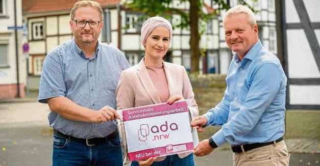 Caritas-Bereichsleiter Georg Karbowski, Servicestellen-Leiterin Fatima Abboud und Caritas-Vorstand Lutz Gmel (v.l.) stellen das neue Angebot vor. Foto: Bottin (Caritas)