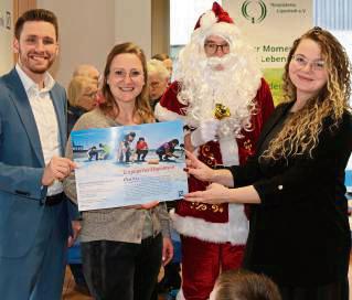 Die Spende an Wibke Porrmann (Hospizkreis Lippstadt) übergaben Filialdirektor Alexander Bartz, Nikolaus Mirko Jungmann und Antonia Soyer. Foto: Reinhard Priesnitz