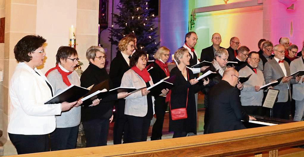 Die Sängerinnen und Sänger des Mixed Voices-Chores sangen Lieder vom Himmel, von der Erde, von Gott und den Menschen. Foto: Preisnitz