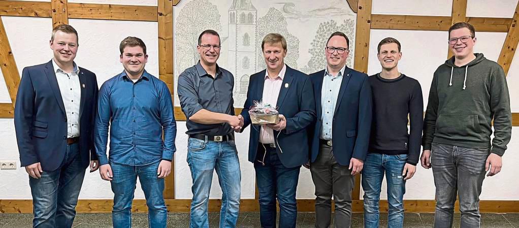 Der neue Vorstand v.l.: Christian Stemper (König), Marc Englert (Kassierer), Thomas Grüne (Oberst), Franz-Josef Koors (Ehrenoberst), Oliver Kaup (Geschäftsführer), Vincent Vosloh (Leutnant), Florian Koors (Adjutant).