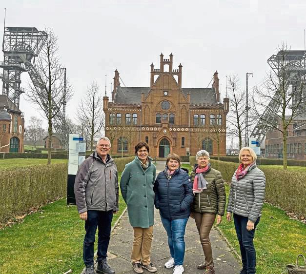 Das Großereignis „Alternative Wallfahrt“ der kfd organisieren in diesem Jahr (v.l.): Präses Roland Schmitz, Dorothee Brünger, Ulrike Fink, Katharina Brechmann und Verena Hahn sowie die Geistliche Leiterin Mechthild Wohter (nicht auf dem Foto). Foto: kfd-Diözesanverband Paderborn