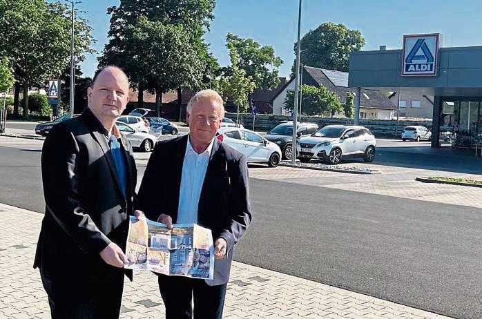 Hoffen auf eine DHL-Packstation für Cappel: (v.l.) Kimon Mantzouridis, Leiter Immobilien und Expansion bei Aldi, und Ortsvorsteher Franz Gausemeier.