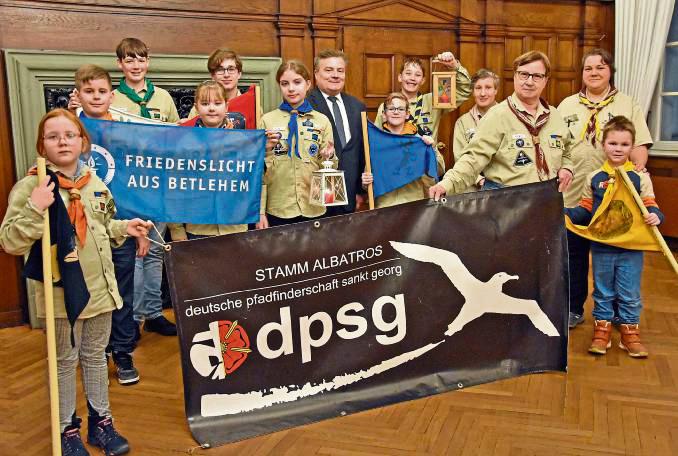 Traditionell übergeben die Pfadfinder das Friedenslicht im Rathaus an den Bürgermeister.