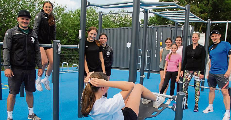 Zu ihrer ersten Übungseinheit am neuen Fitnesspark trafen sich diese jungen Sportlerinnen des SuS Oestereiden unter der Anleitung von Melanie Kußmann, Jonas Hill und Florian Kaup. Am 22. Juni wird das rund 100 000 Euro teure Projekt offiziell eingeweiht. Foto: Heinke