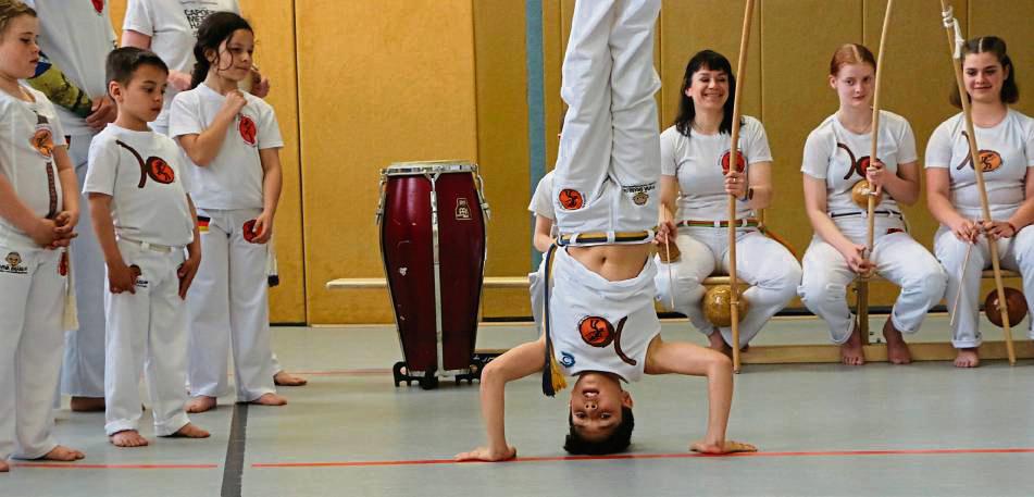 Kreativität und Körperbeherrschung spielen beim Capoeira eine große Rolle. Beim Verein Viva Brasil trainieren Kinder und Erwachsene gemeinsam.
