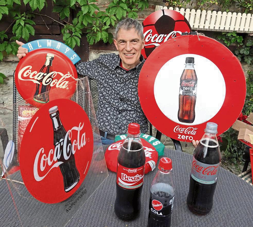 Aus dem Spitznamen machte er sein Markenzeichen: „Cola-König“ Oliver Wessel dekorierte als Schützenkönig von Altenmellrich seinen Hof mit Merchandising-Artikeln des Brause-Konzerns, die er sich zuvor bei einem Sammler besorgt hatte. Foto: Vielberg