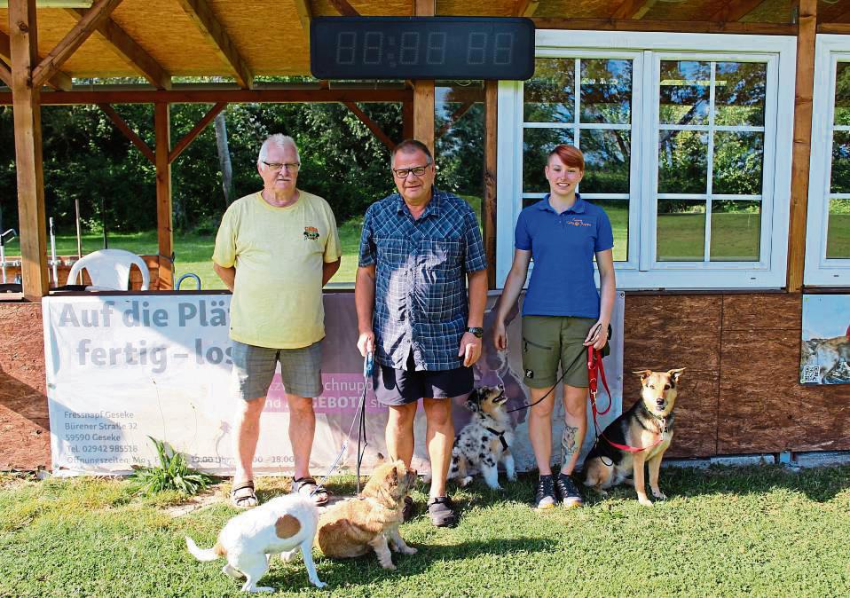 Der Club der Hundefreunde Lippstadt und Umgebung richtet das Deutsche Rally Obedience Championat aus (v.l.): Heinz Frische (2. Vorsitzender), Toralf Epperlein (1. Vorsitzender) mit Chili und Momo, Laura Gryga (Obfrau Rally Obedience) mit Stitch und Lilly. Foto: Mintert
