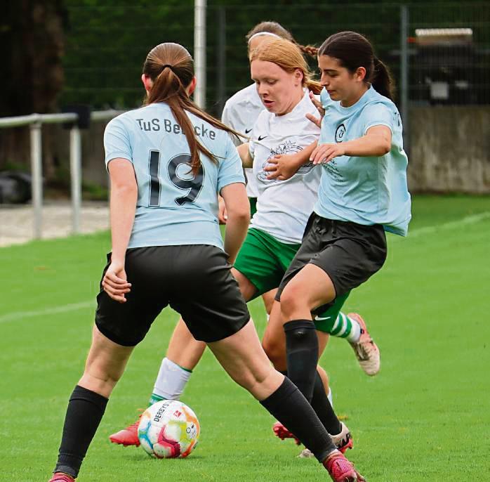 Die Stirper Fußballerinnen (weiß) haben sich für die Saisonpremiere gegen Wadersloh viel vorgenommen. Foto: Feichtinger
