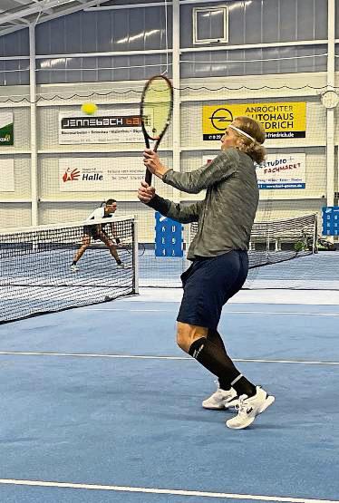 Manchmal hilft auch eine etwas unorthodoxe Technik beim Volley wie hier bei Lars Nordmark von den Herren 50 des TC BW Anröchte, der bisher jedes seiner Einzel gewann.