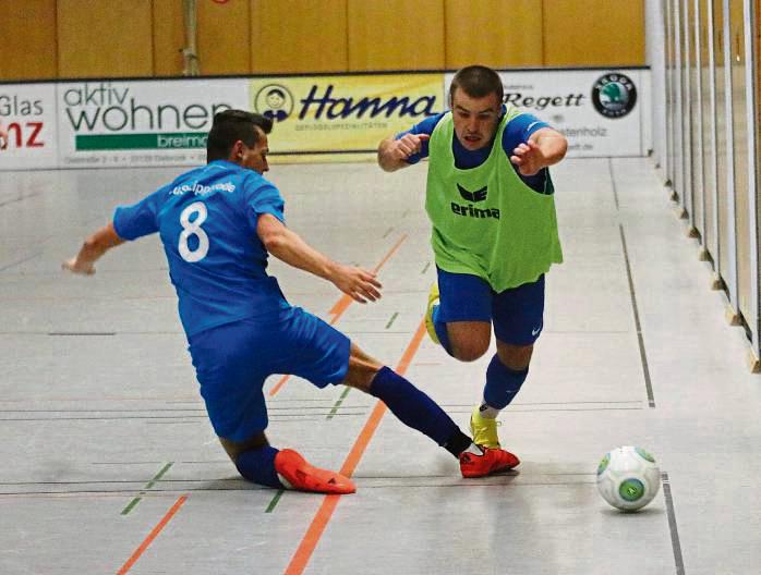 Gastgeber SuS Westenholz (mit Leibchen) muss am Freitag im Eröffnungsspiel des Köckerling-Cups gleich gegen den Titelverteidiger SC Verl II ran. Foto: Wiegand