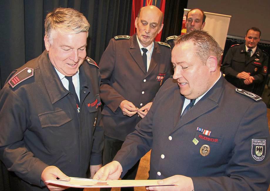 Mit dem Verdienstorden der Feuerwehr Anröchte wurde Norbert Goesmann (l.) vom Leiter der Wehr, Rafael Schmidt (r.), ausgezeichnet. Der zweite Ordensträger; Thomas Schulte; konnte die Ehrung nicht persönlich entgegennehmen. Fotos: Feuewehr Anröchte/Görge