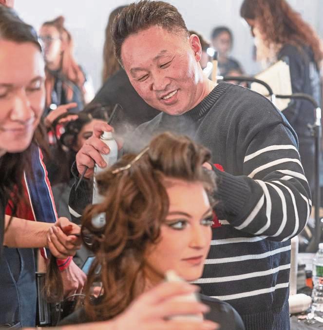Haarspray schadet nie: André van der Linde zaubert Rachel Pizzolato glamouröse Hollywood Waves. Foto: Mathias Häusler