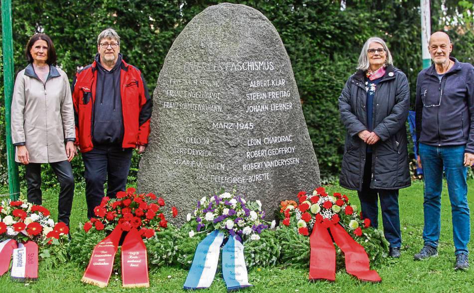 Traditionelle Kranzniederlegung (v.l.): Sabine Pfeffer, Holger Schild, Hannelore Tölke und Wolf Stötzel. Foto: Wissing