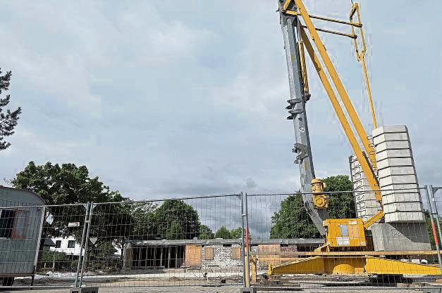 Mehr als zwei Jahre nach dem überraschenden Einsturz des Turnhallendachs in Lipperode laufen an der Moorkampstraße die Bauarbeiten für die neue Turnhalle. Foto: Cegelski