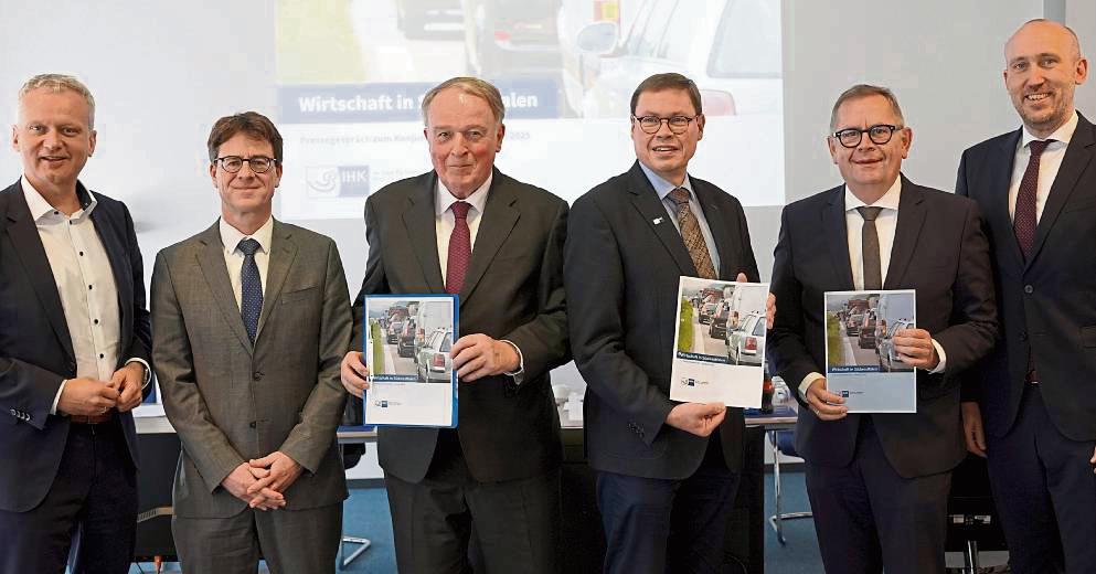 Stellten die Ergebnisse der Konjunkturumfrage vor, v.l.: Dr. Ralf Geruschkat (Hauptgeschäftsführer SIHK zu Hagen), Dr. Thilo Pahl (Hauptgeschäftsführer IHK Siegen), Walter Viegener (Präsident IHK Siegen), Ralf Stoffels (Präsident SIHK zu Hagen), Andreas Knappstein (Präsident IHK Arnsberg) und Jörg Nolte (Hauptge-schäftsführer IHK Arnsberg).