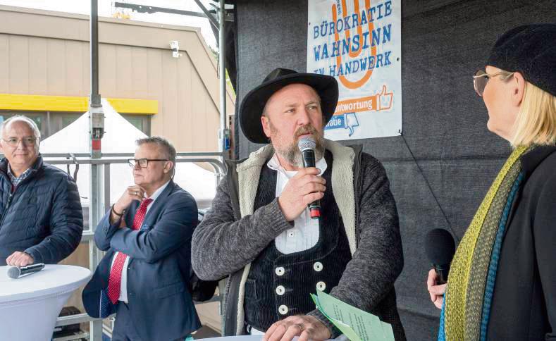 Einer von mehreren Rednern war der Zimmer- und Dachdeckermeister Thomas Gutwin aus Soest. Die Moderation übernahm Babette Horschler.