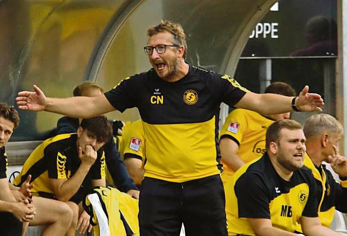 Aus und vorbei? SuS-Trainer Christian Nolte soll nach der 0:2-Niederlage in Menden die Mannschaft darüber informiert haben, dass er mit sofortiger Wirkung sein Traineramt am Zehnthof niederlegt. Foto: Thomas Wiegand