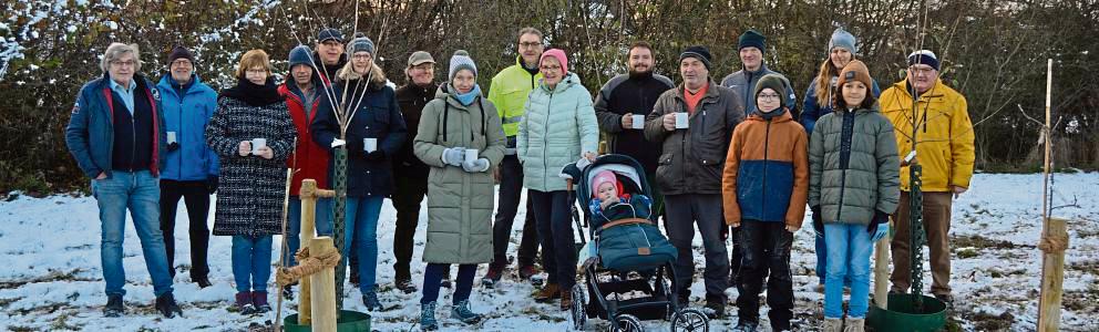 22 Obstbäume pflanzten die Heimatfreunde Oestereiden entlang des Fangegrabens.