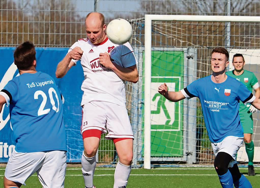 Auch die Kicker von RW Horn (in Weiß) mischen noch um den zweiten Aufstiegsplatz mit. Die Reserve des TuS Lipperode (blau) hat dagegen andere Sorgen. Foto: Feichtinger