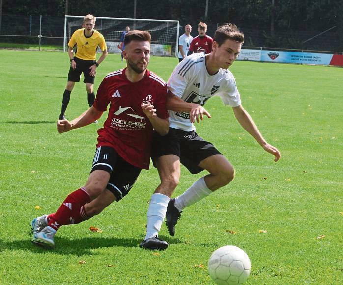 Der SV Geseke (in Rot) ist nach dem Remis in Störmede jetzt im ersten Heimspiel gegen Warstein gefordert. Für Störmede (in Weiß) geht es zum Aufsteiger Anröchte II. Foto: Brand