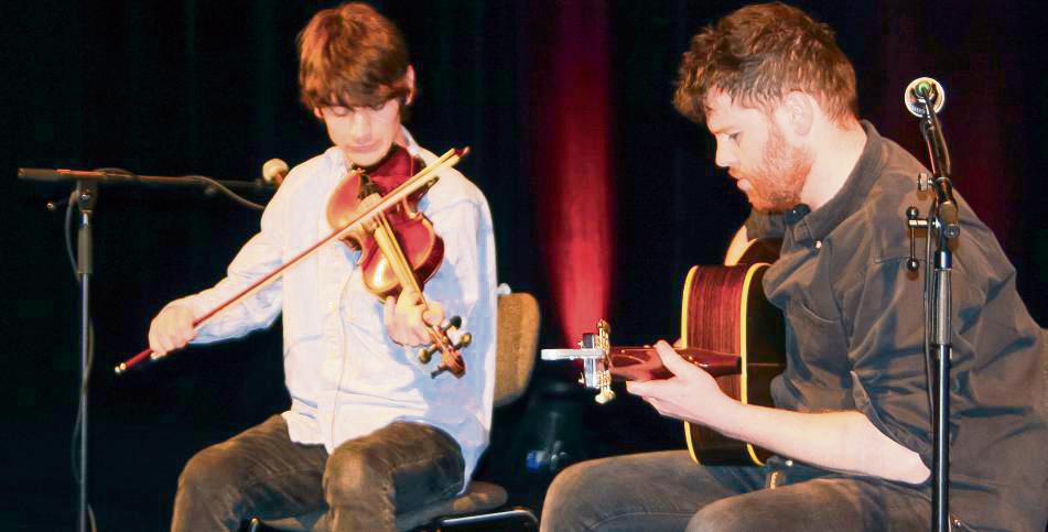 Fiddle-Spieler Ryan Young wird auf der Lippstädter Studiobühne von seinem Freund David Foley einfühlsam auf der Gitarre begleitet. Foto: Wissing