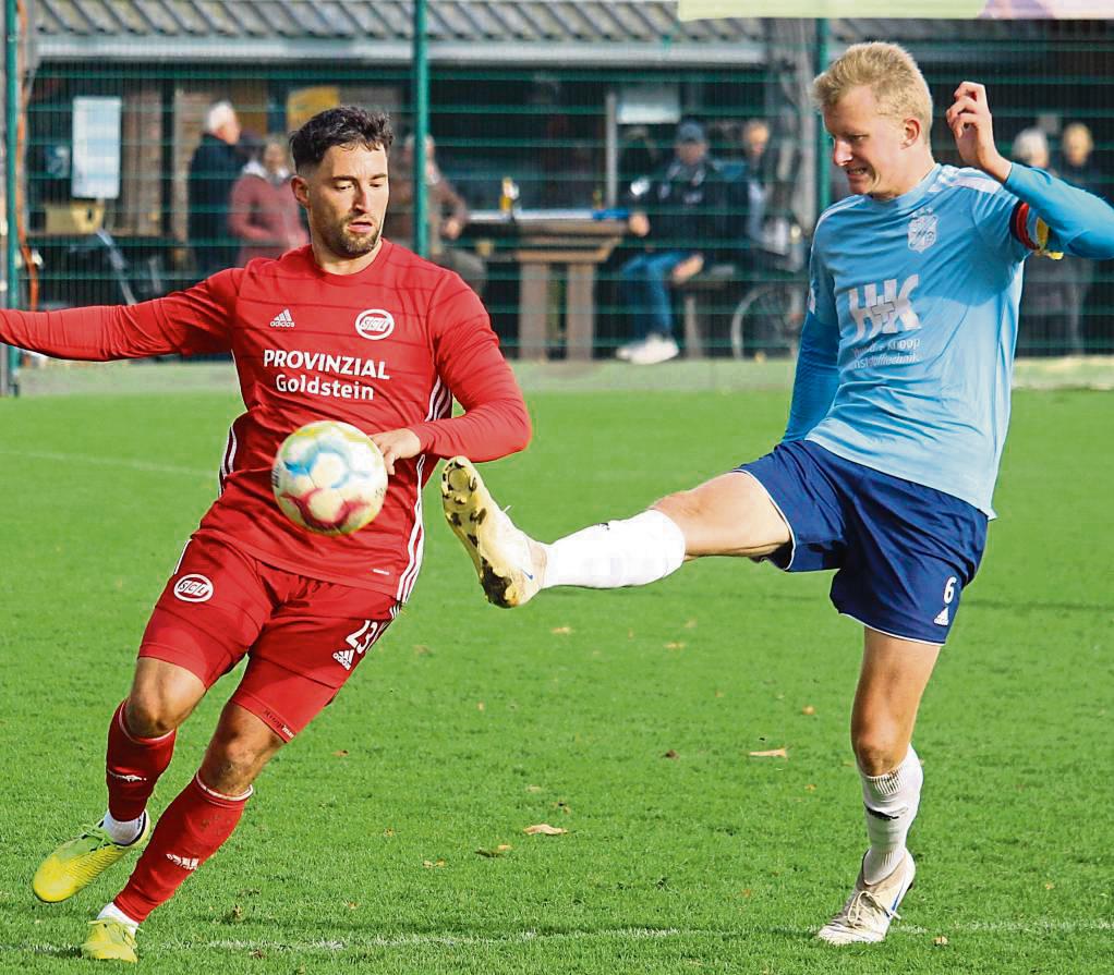 Der FC Mönninghausen (hier mit Kapitän Henning Klebolte) hat beim Gastspiel in Wiedenbrück rein gar nichts zu verlieren. Jeder erwartet einen Sieg des Tabellenführers. Foto: Heinke