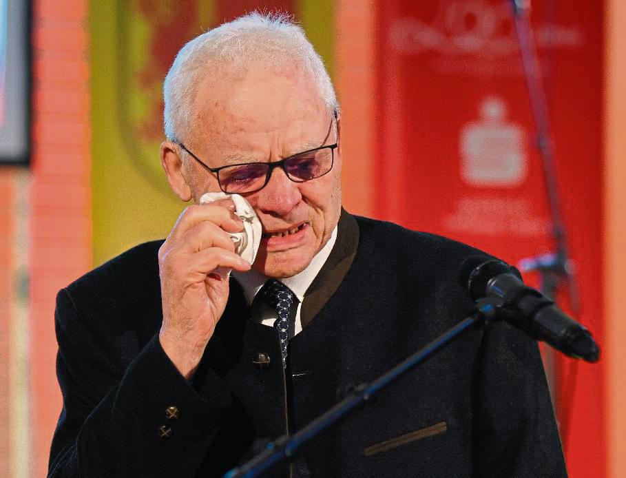 Sichtlich emotional angefasst nahm der 88-jährige Anton Friedrich Eickhoff eine der Ehrenamts-Auszeichnungen der Stadt Erwitte entgegen. Fotos: Giannakis