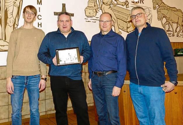 Der Vorstand der Schützengesellschaft Berge stellte die Pläne für die Schützenhausdach-Sanierung vor. Foto: privat